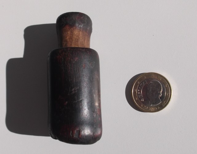 Minúsculo bote de caña, para perdigones.