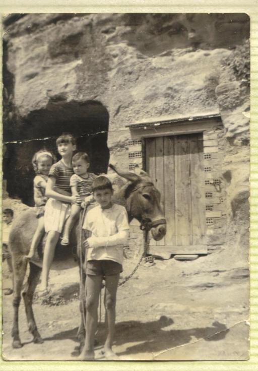 Mis primos Ramiro, José María y Tony, con mi hermana María José en medio.