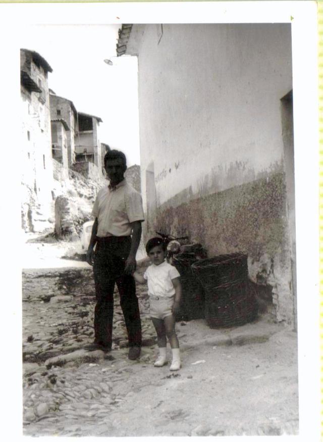 En la calle, mi tío José María y su hijo Toñín.
