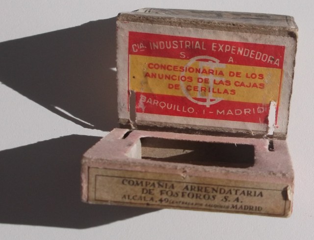 La misma caja de cerillas.