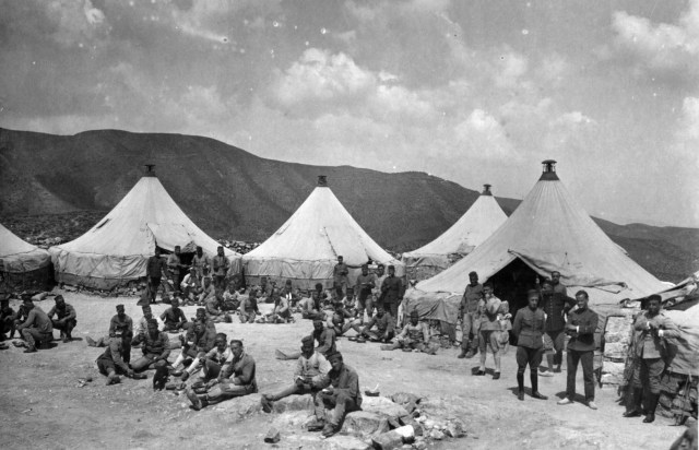 Soldados en Zoco el telazta. Gentileza de D. Luis Miguel Franco (del archivo del Centro de Cultura e Historia Militar de Melilla)