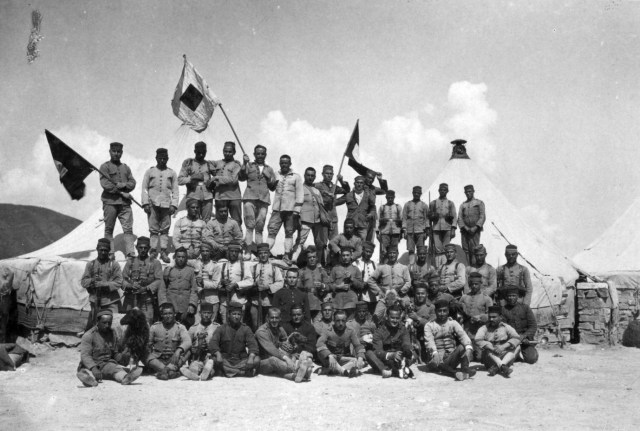 Soldados en Zoco el Telazta. Gentileza de D. Luis Miguel Francisco (perteneciente al Archivo Cultural e Histórico Militar de Melilla)