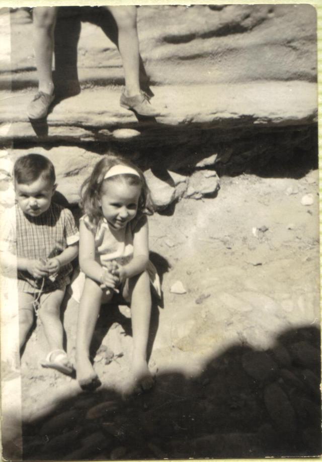 Ese petril natural de piedra en frente de casa, lo usábamos (incluido mi abuelo) para subir a la burra. Y  también para jugar.