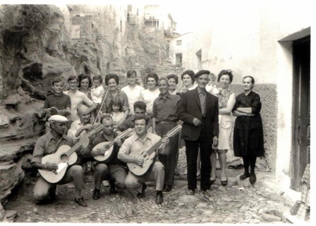 Comienza la ronda. Todos los presentes, excepto quien se apoya en mi abuelo, son familia.