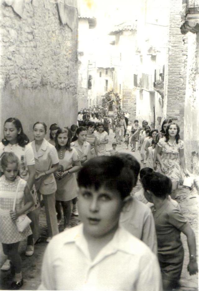 En la procesión primero van los niños, luego las mujeres y en último lugar los hombres.