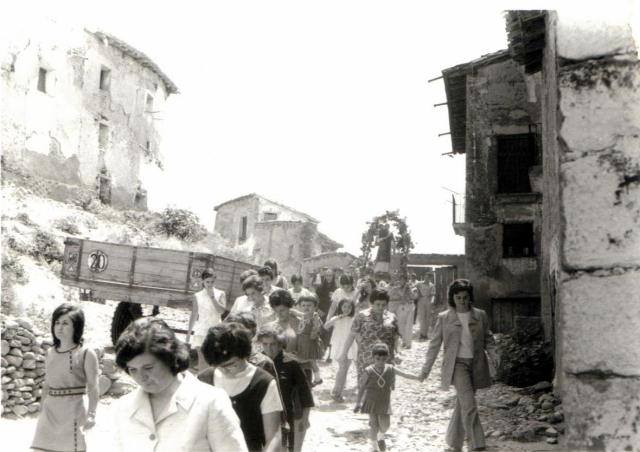 Procesión por la parte baja del pueblo.