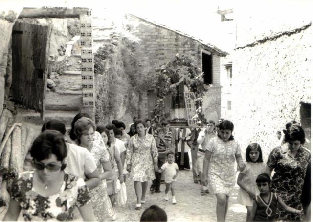 Las mujeres preceden al santo.