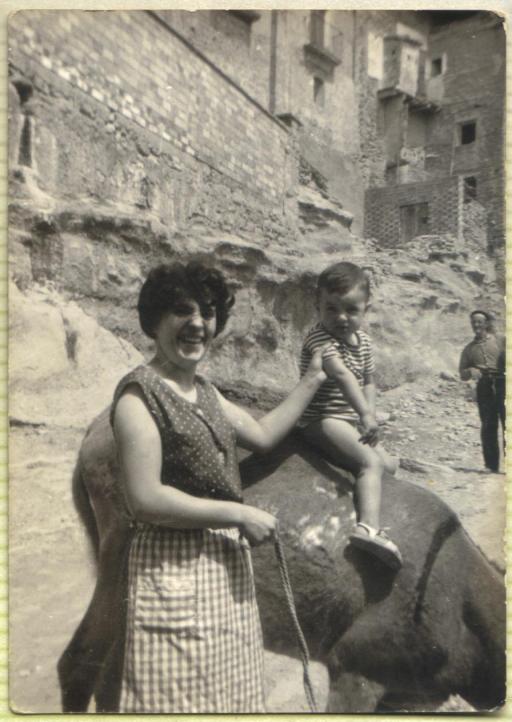 Tía Anita con su hijo José María. Al fondo asoma el bondadoso Juan Antonio.