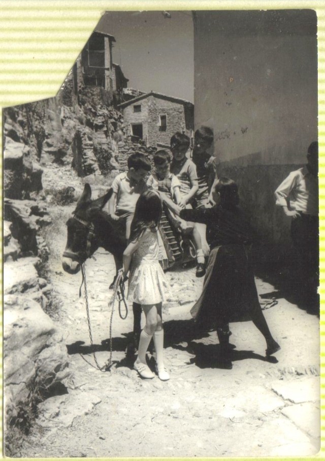 Mi abuela asegurando a los nietos para la foto.