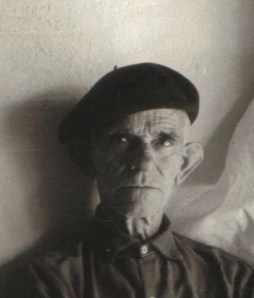 yayo en la cadiera brazos cruzados