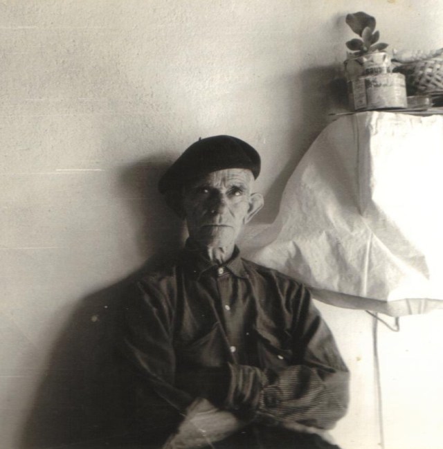 yayo en la cadiera brazos cruzados